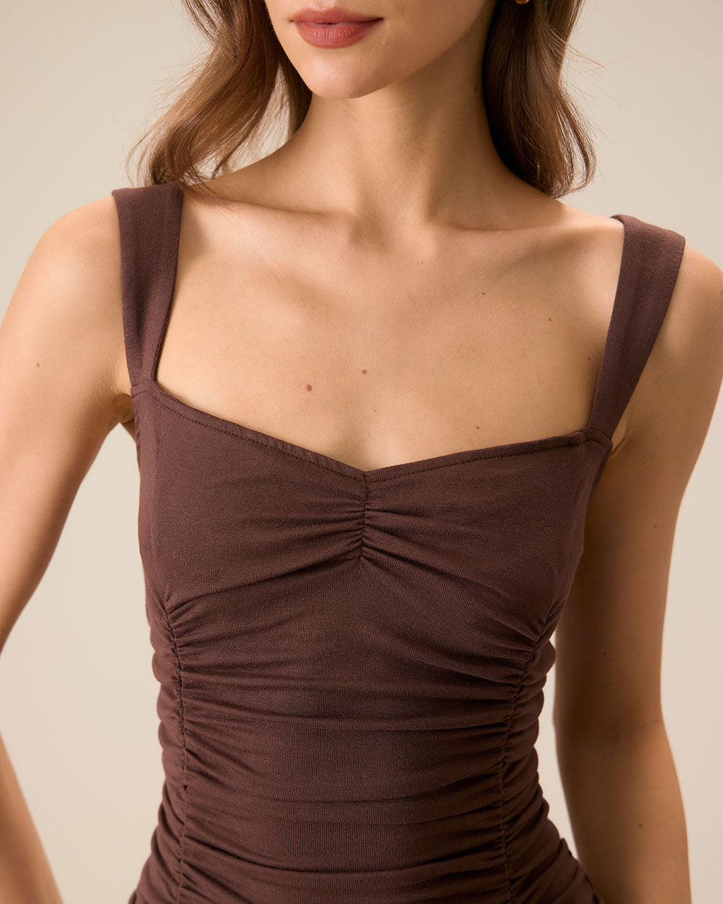 Kiara | Damen Strick-Midikleid mit Raffung – Mokkabraun
