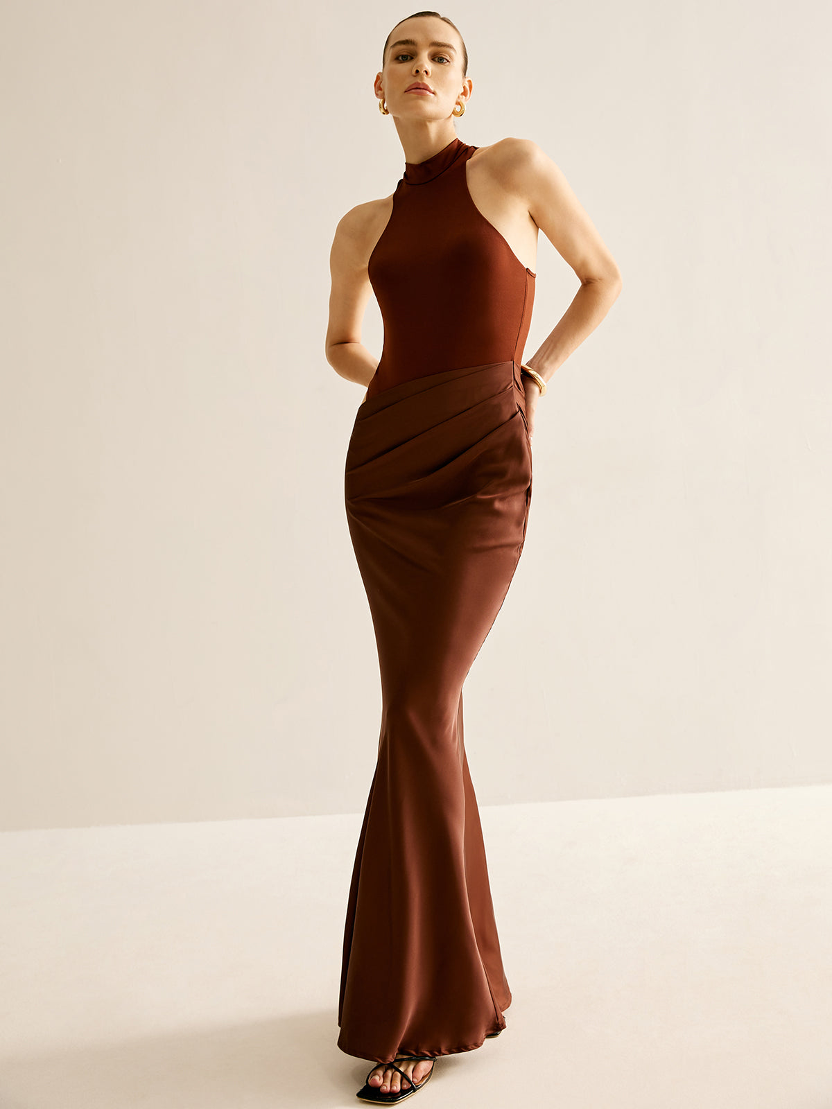Damen Ballkleid mit Neckholder und Cut-Out-Detail