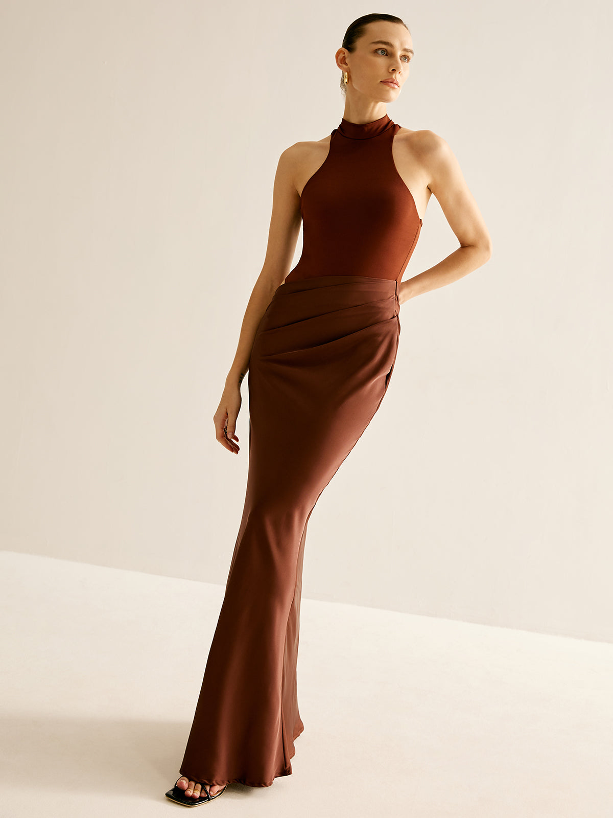 Damen Ballkleid mit Neckholder und Cut-Out-Detail