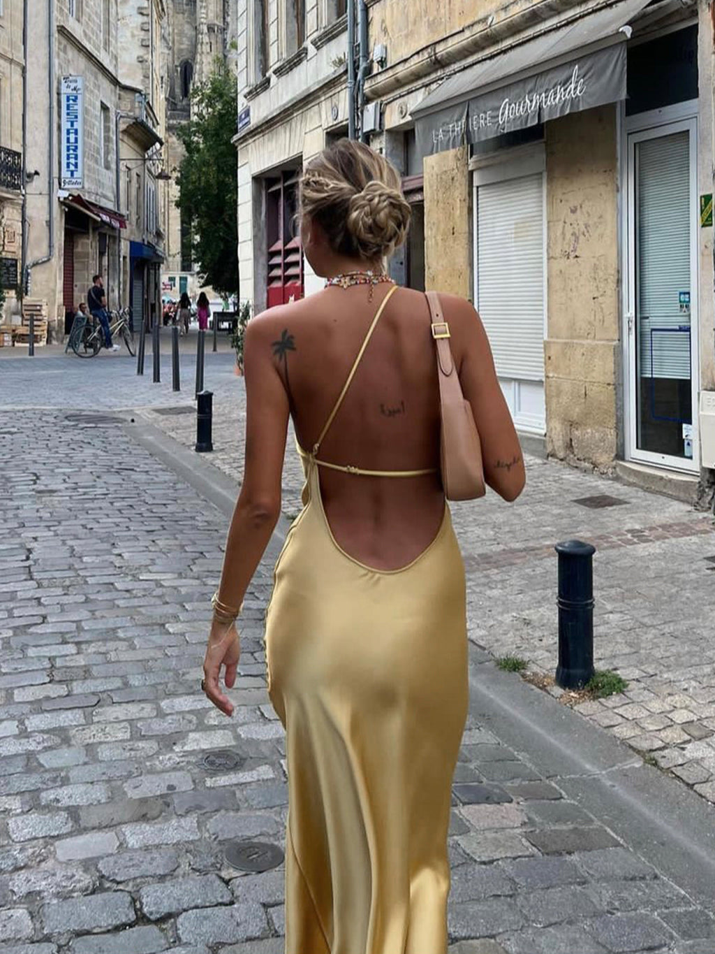 Damen Ballkleid mit Rückenausschnitt und Beinschlitz