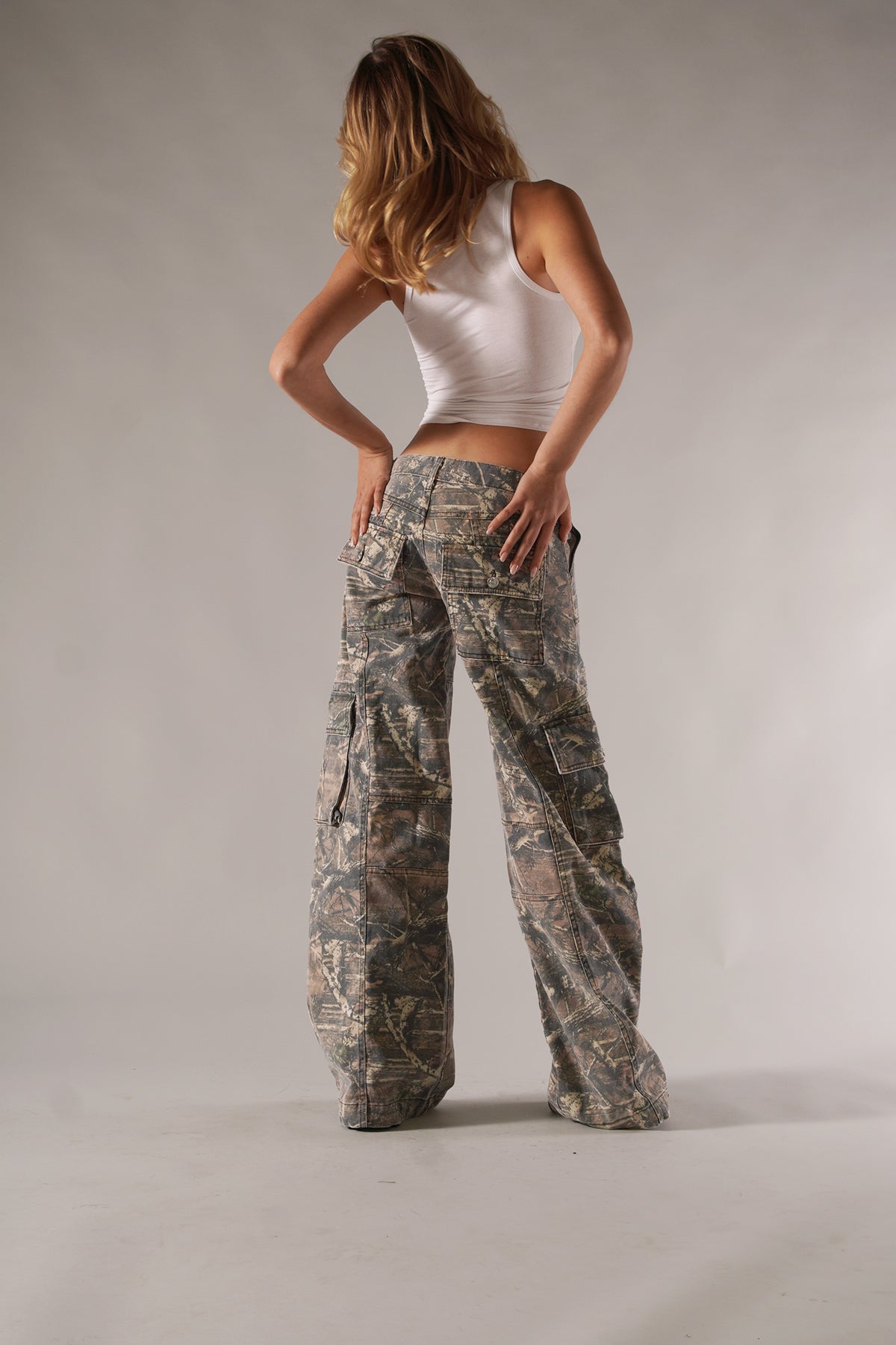 Damen Cargohose mit Camouflage-Muster und aufgesetzten Seitentaschen