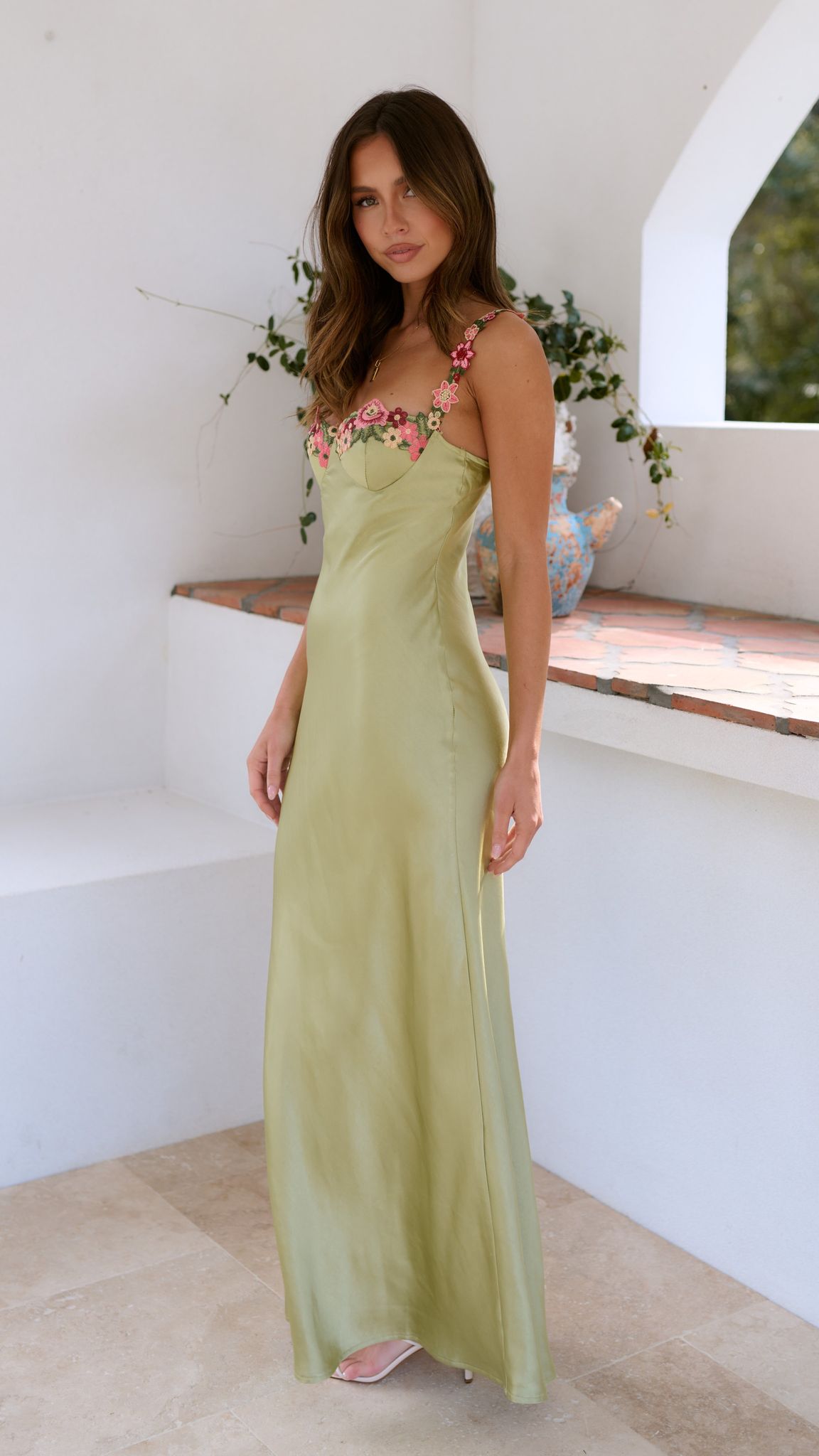 Damen Maxi-Kleid mit Herzausschnitt und Blumenapplikation am Dekolleté mit Reißverschluss hinten