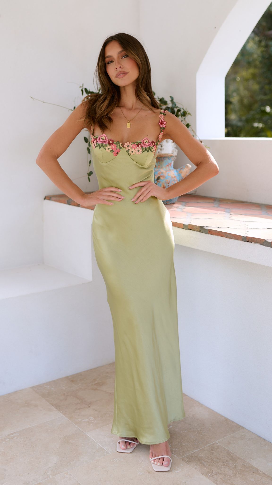 Damen Maxi-Kleid mit Herzausschnitt und Blumenapplikation am Dekolleté mit Reißverschluss hinten