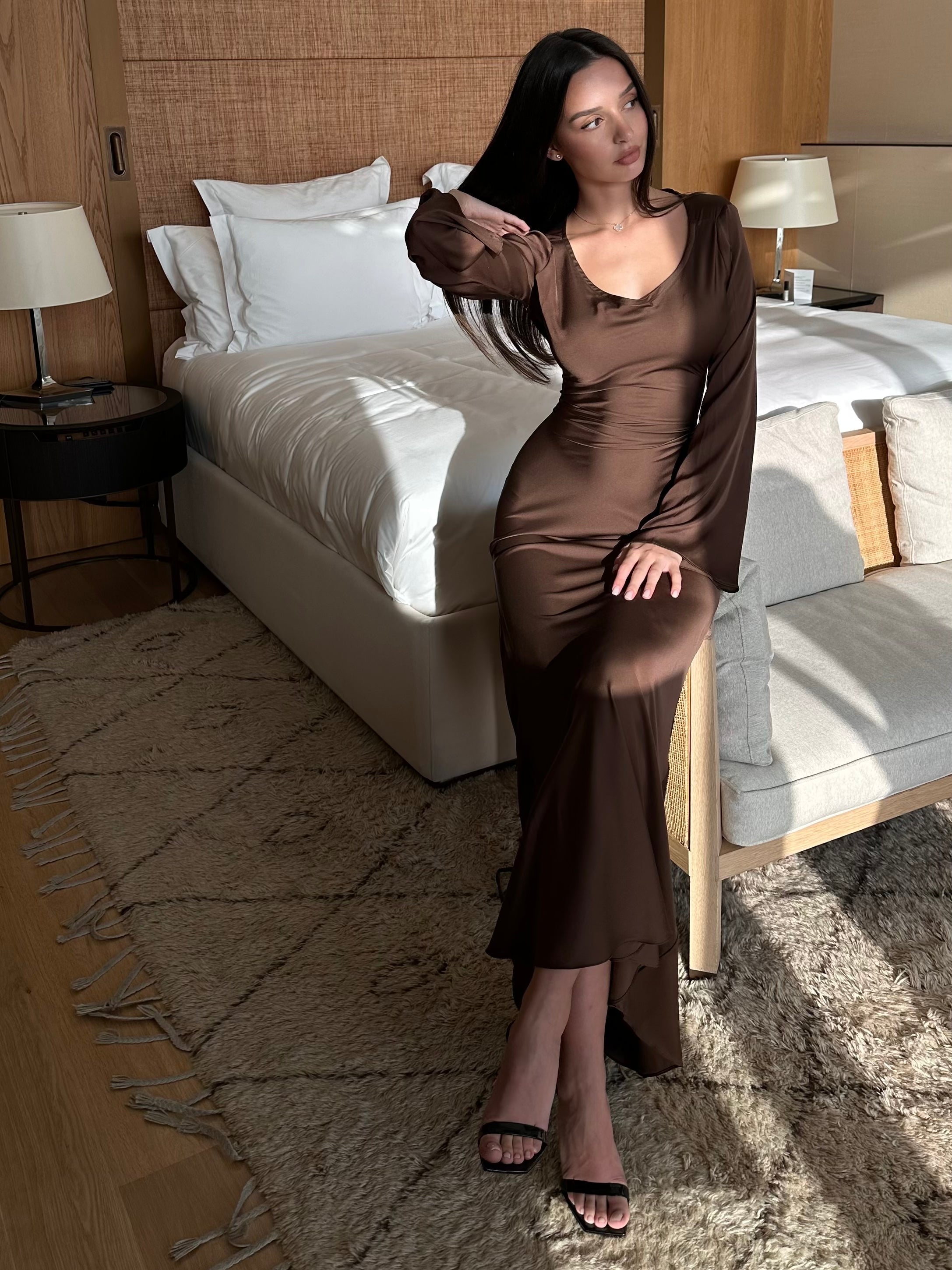Damen Maxikleid mit Langen Glockenärmeln Rundhalsausschnitt und Bindegürtel am Rücken
