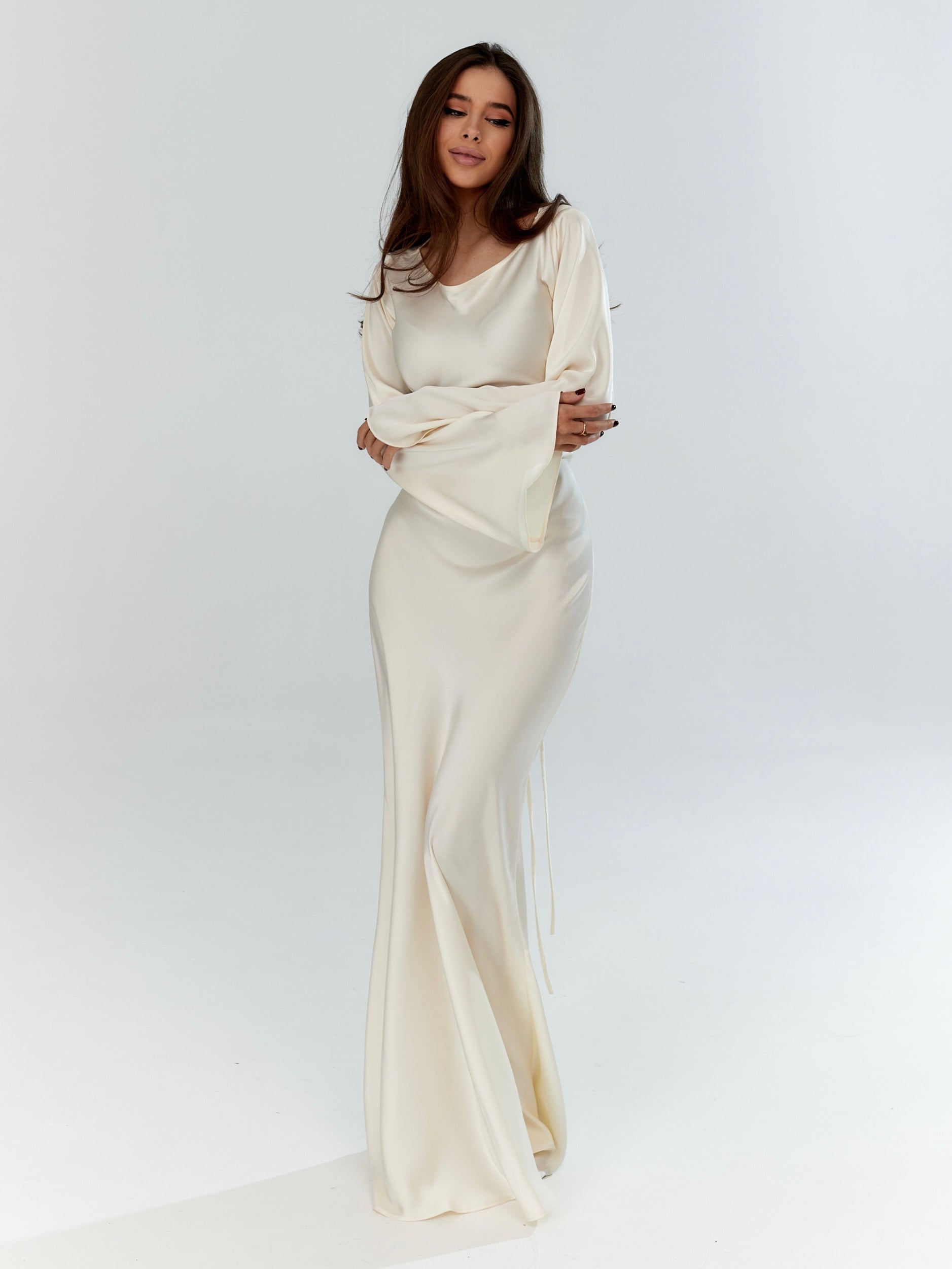 Damen Maxikleid mit Langen Glockenärmeln Rundhalsausschnitt und Bindegürtel am Rücken
