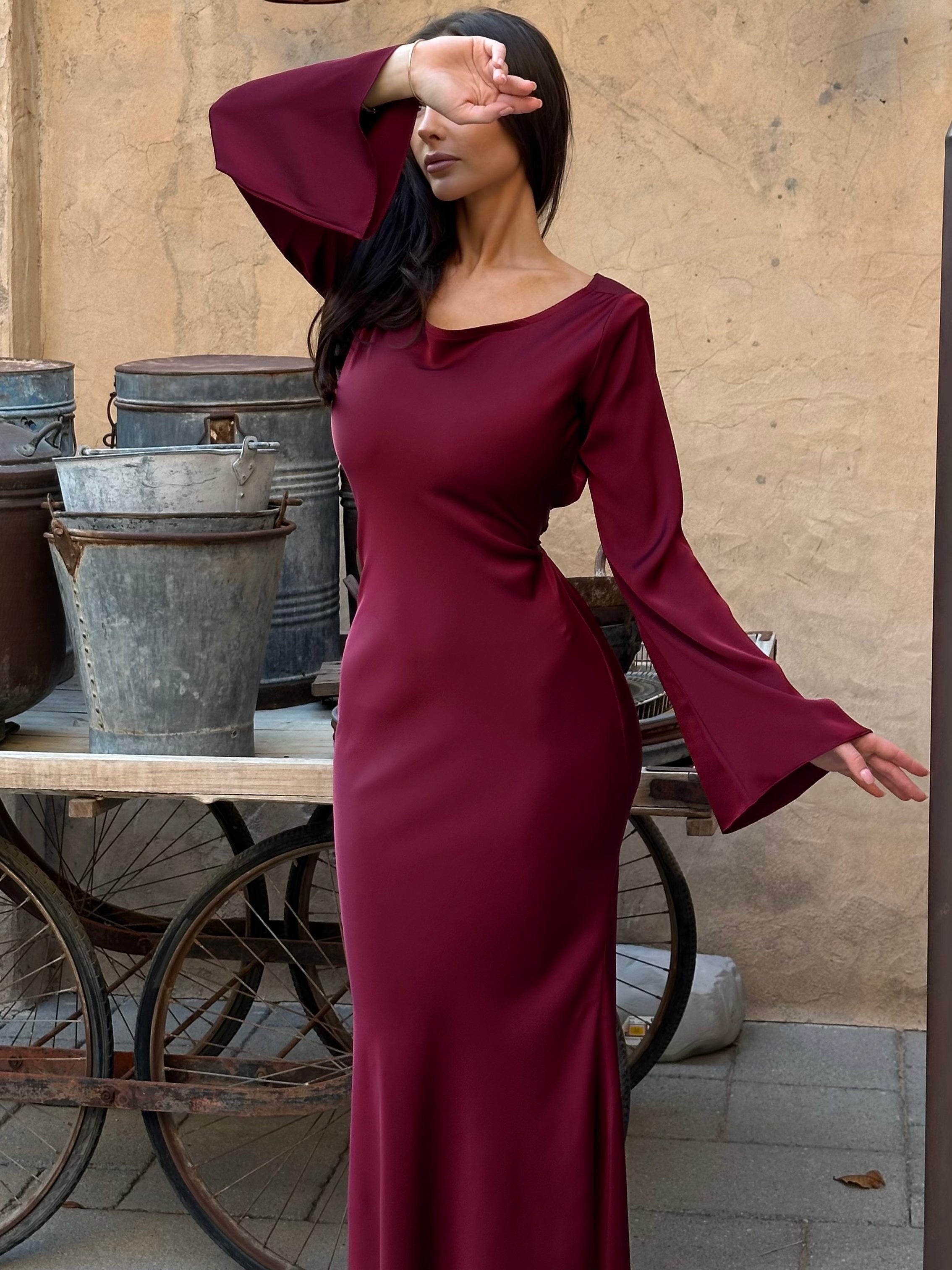 Damen Maxikleid mit Langen Glockenärmeln Rundhalsausschnitt und Bindegürtel am Rücken