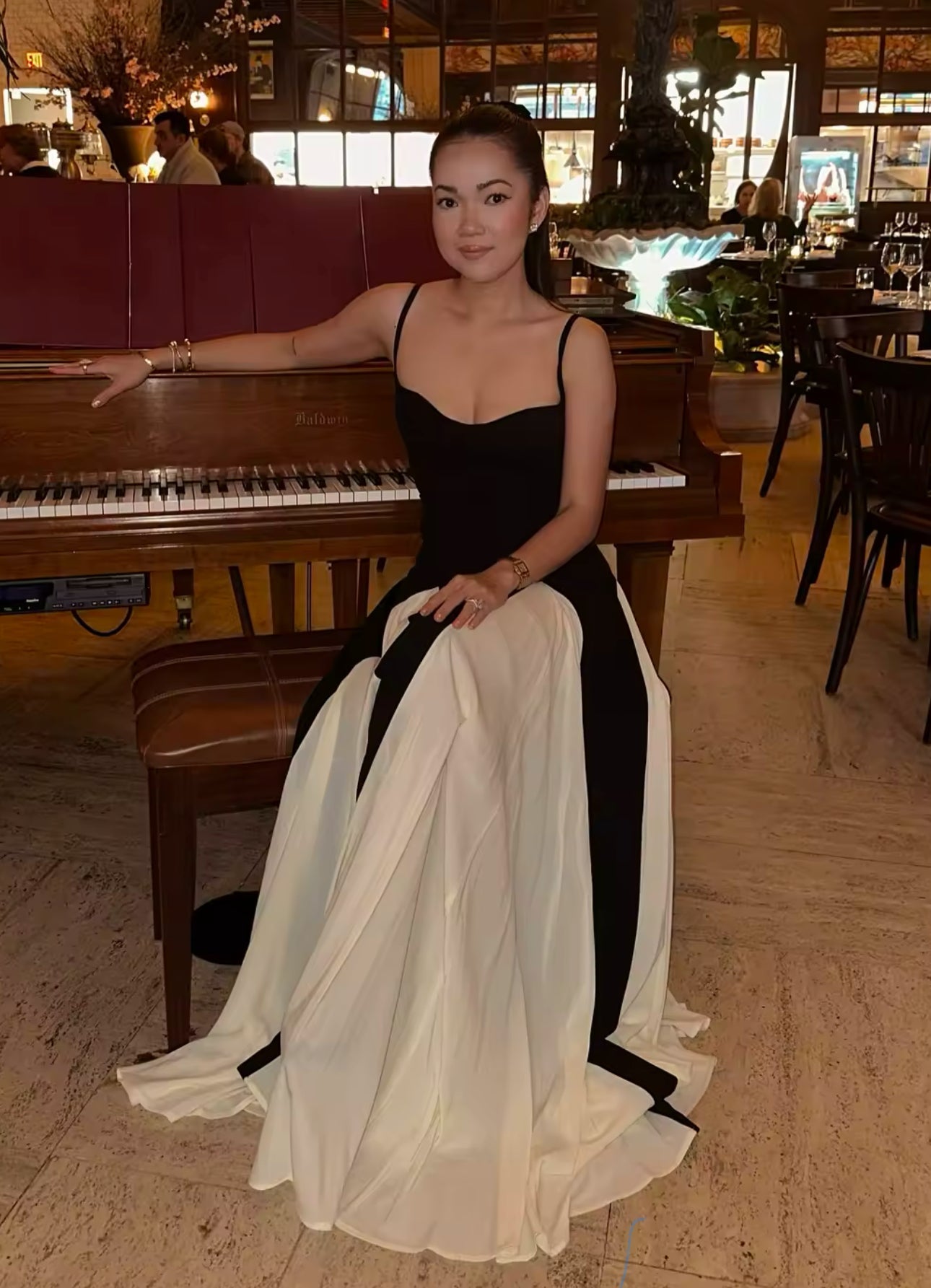 Damen Maxikleid mit Spaghettiträgern und Herzausschnitt mit kontrastfarbenen weißen Bahnen am Rock