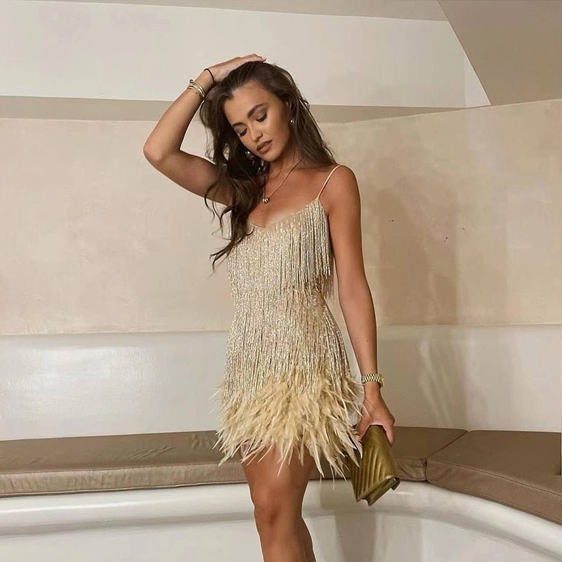 Damen Minikleid mit Spaghettiträgern V-Ausschnitt Paillettenbesatz und Federdetails am Saum