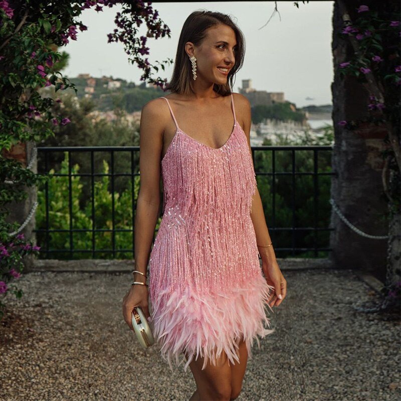 Damen Minikleid mit Spaghettiträgern V-Ausschnitt Paillettenbesatz und Federdetails am Saum