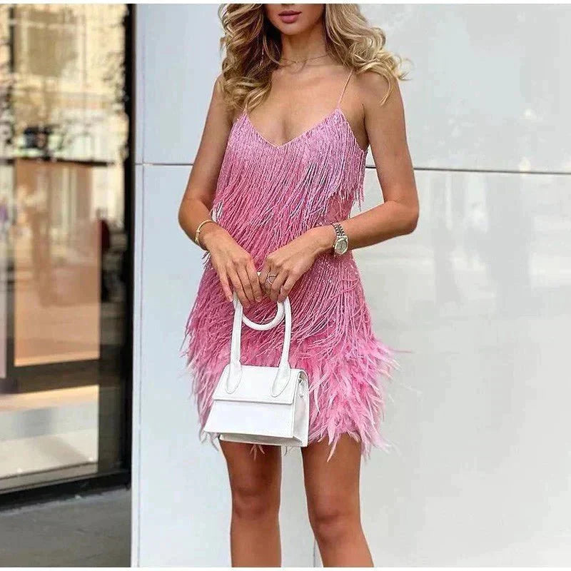 Damen Minikleid mit Spaghettiträgern V-Ausschnitt Paillettenbesatz und Federdetails am Saum