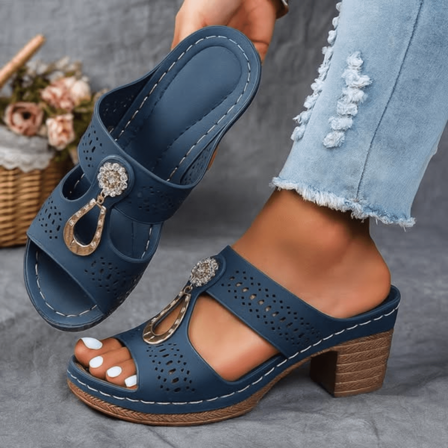 Damen Peep-Toe Mule-Sandalen mit Blockabsatz und Metallornament