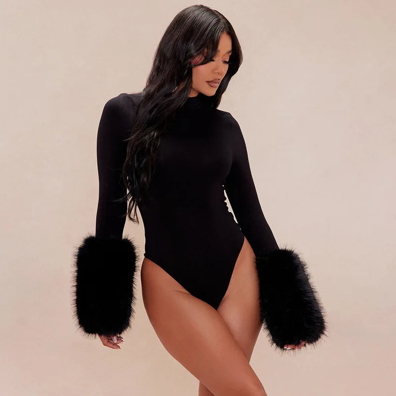 Damen Rollkragen-Bodysuit mit Langen Ärmeln Kunstfell-Manschetten und Hohem Beinausschnitt