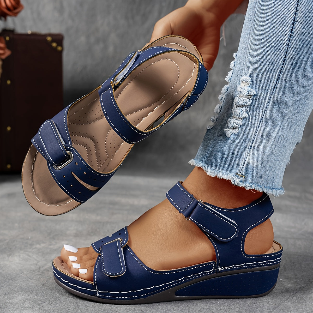 Sandalen Damen mit zwei Klettverschluss-Riemen und Kontrastnähten