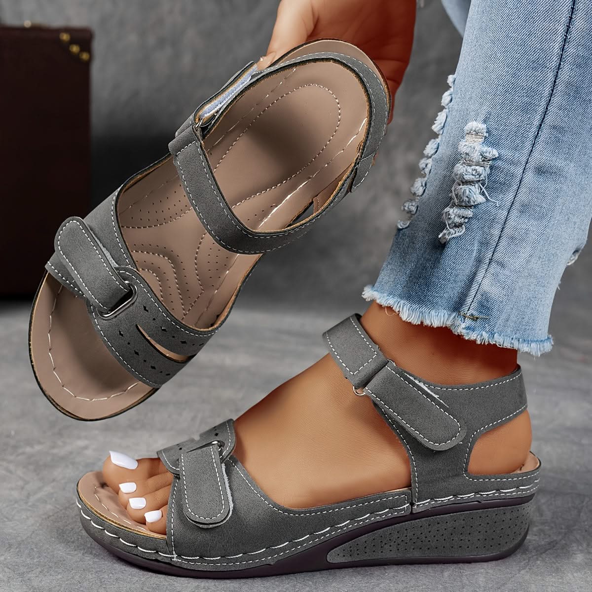Sandalen Damen mit zwei Klettverschluss-Riemen und Kontrastnähten