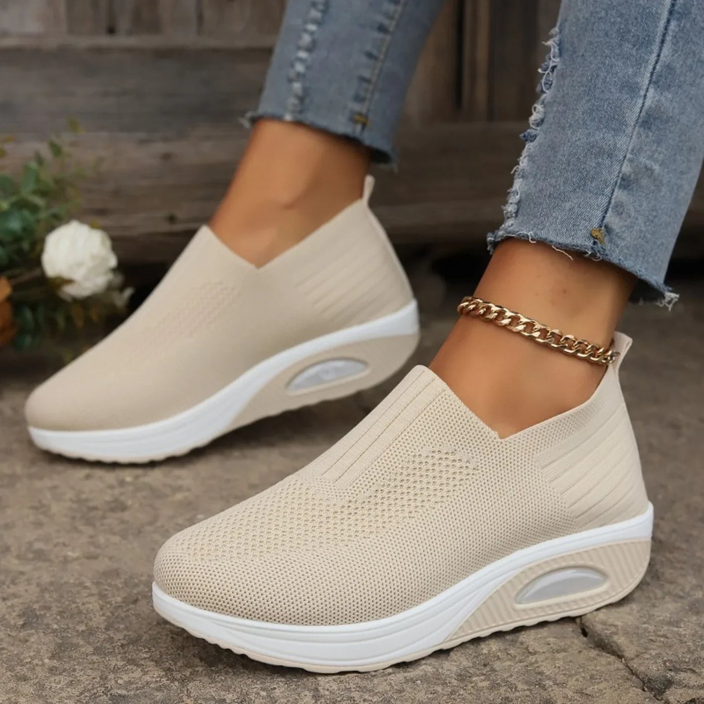 Sneaker Damen mit Netzoberfläche und Rippenpaneel auf Plateau-Keilsohle mit transparenter Sohlenöffnung