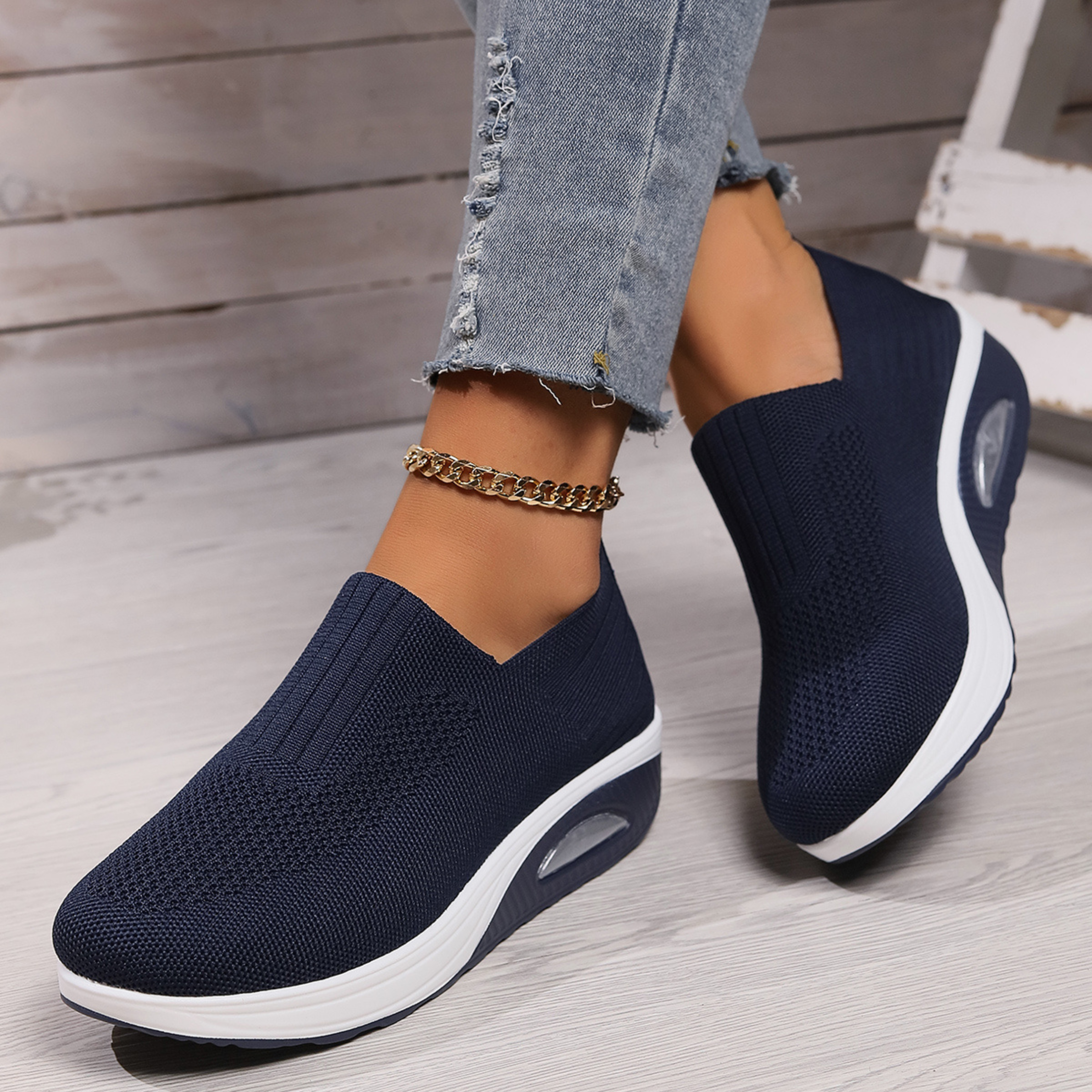 Sneaker Damen mit Netzoberfläche und Rippenpaneel auf Plateau-Keilsohle mit transparenter Sohlenöffnung