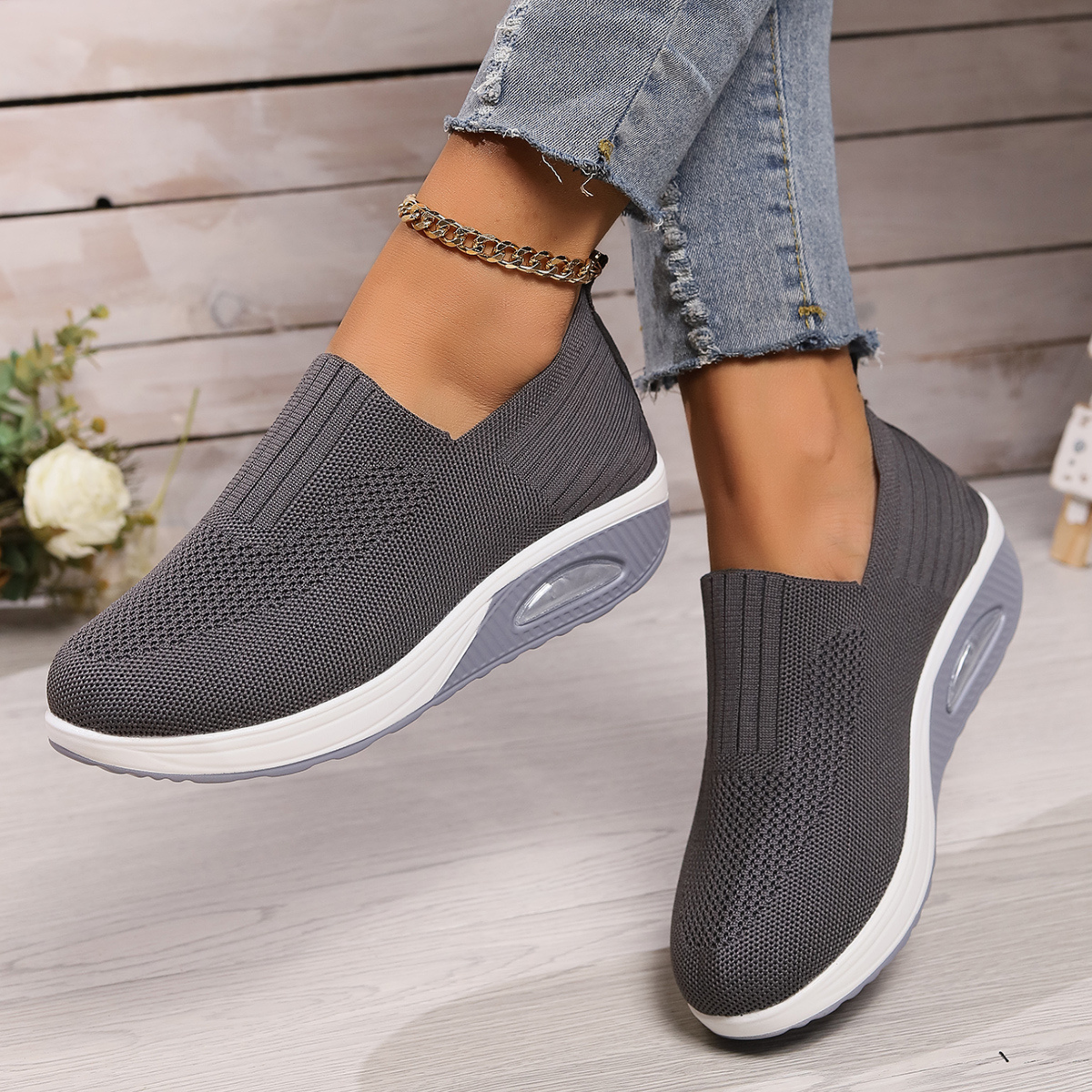 Sneaker Damen mit Netzoberfläche und Rippenpaneel auf Plateau-Keilsohle mit transparenter Sohlenöffnung