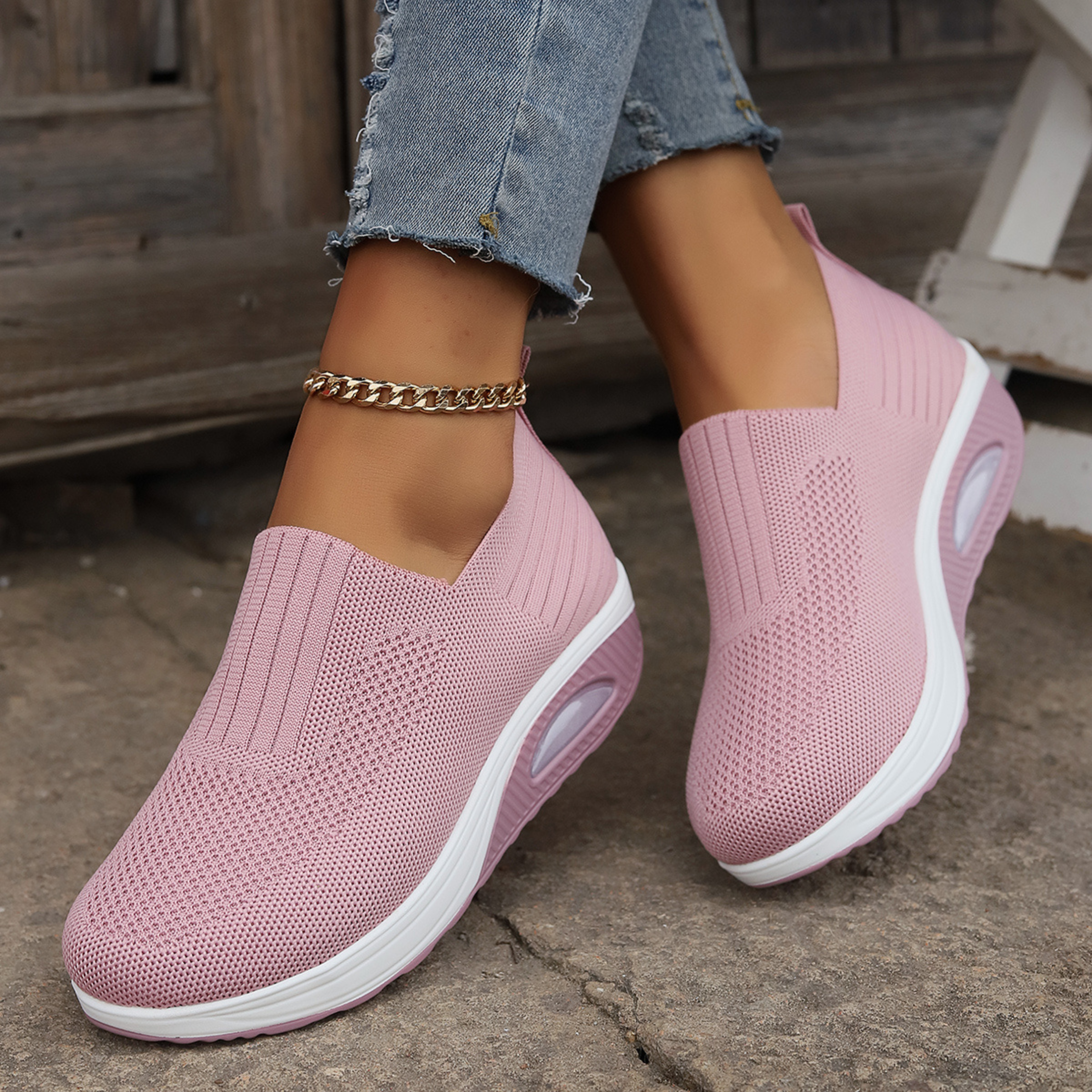 Sneaker Damen mit Netzoberfläche und Rippenpaneel auf Plateau-Keilsohle mit transparenter Sohlenöffnung