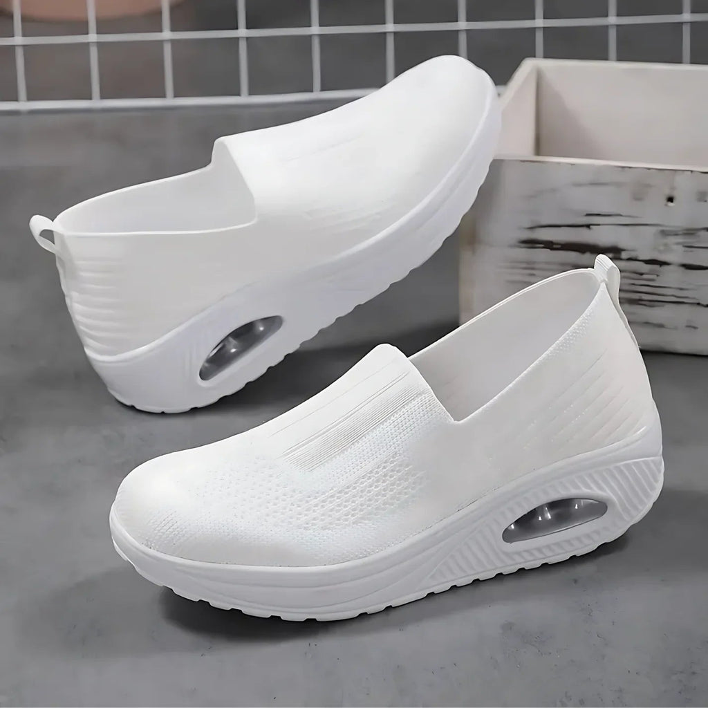 Sneaker Damen mit Netzoberfläche und Rippenpaneel auf Plateau-Keilsohle mit transparenter Sohlenöffnung