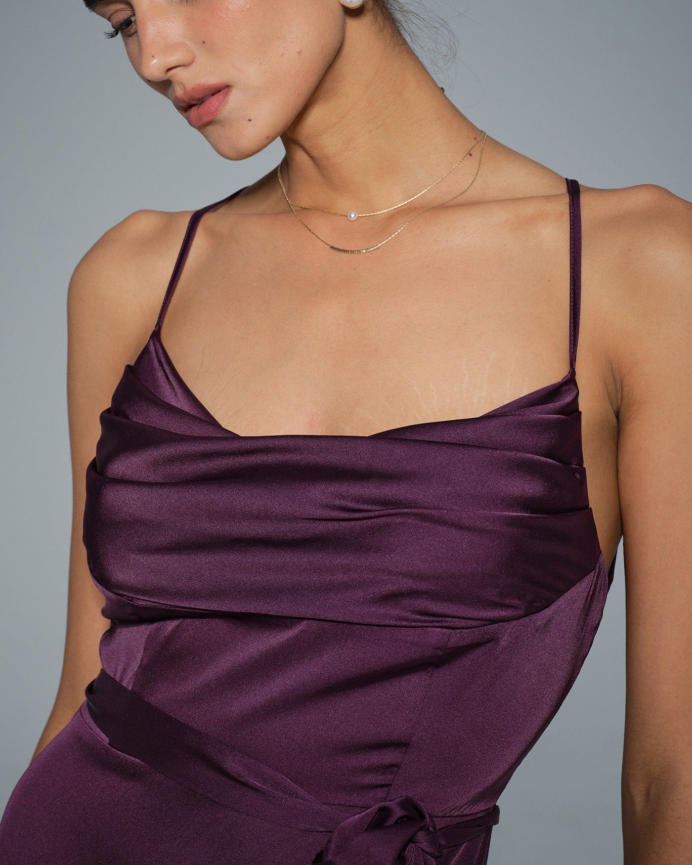 Chiara | Damen Satin-Maxikleid mit Wasserfall-Ausschnitt – Violett