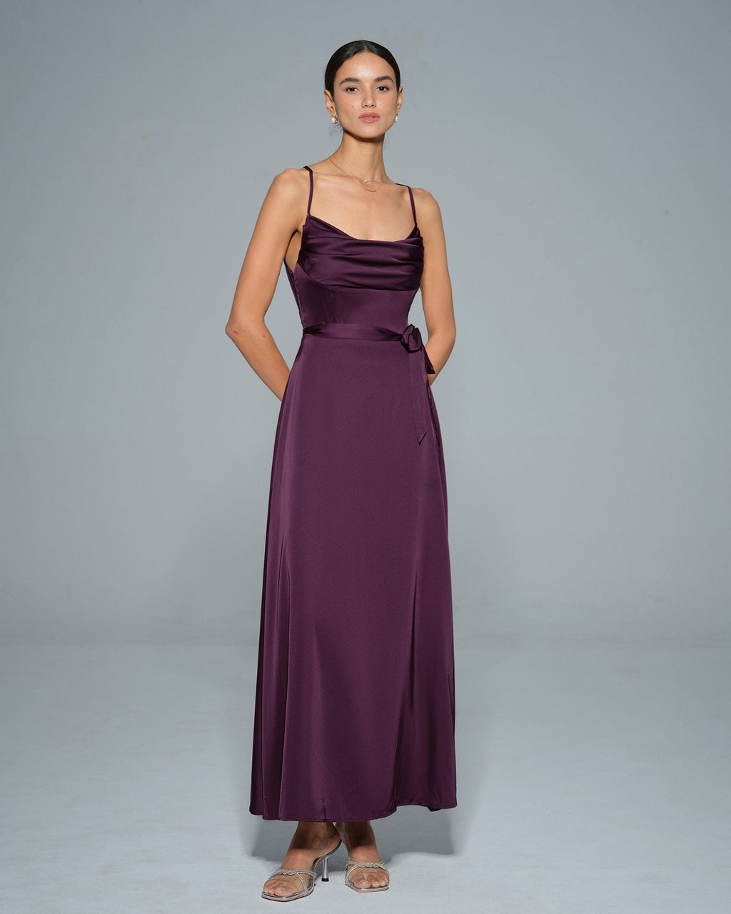 Chiara | Damen Satin-Maxikleid mit Wasserfall-Ausschnitt – Violett