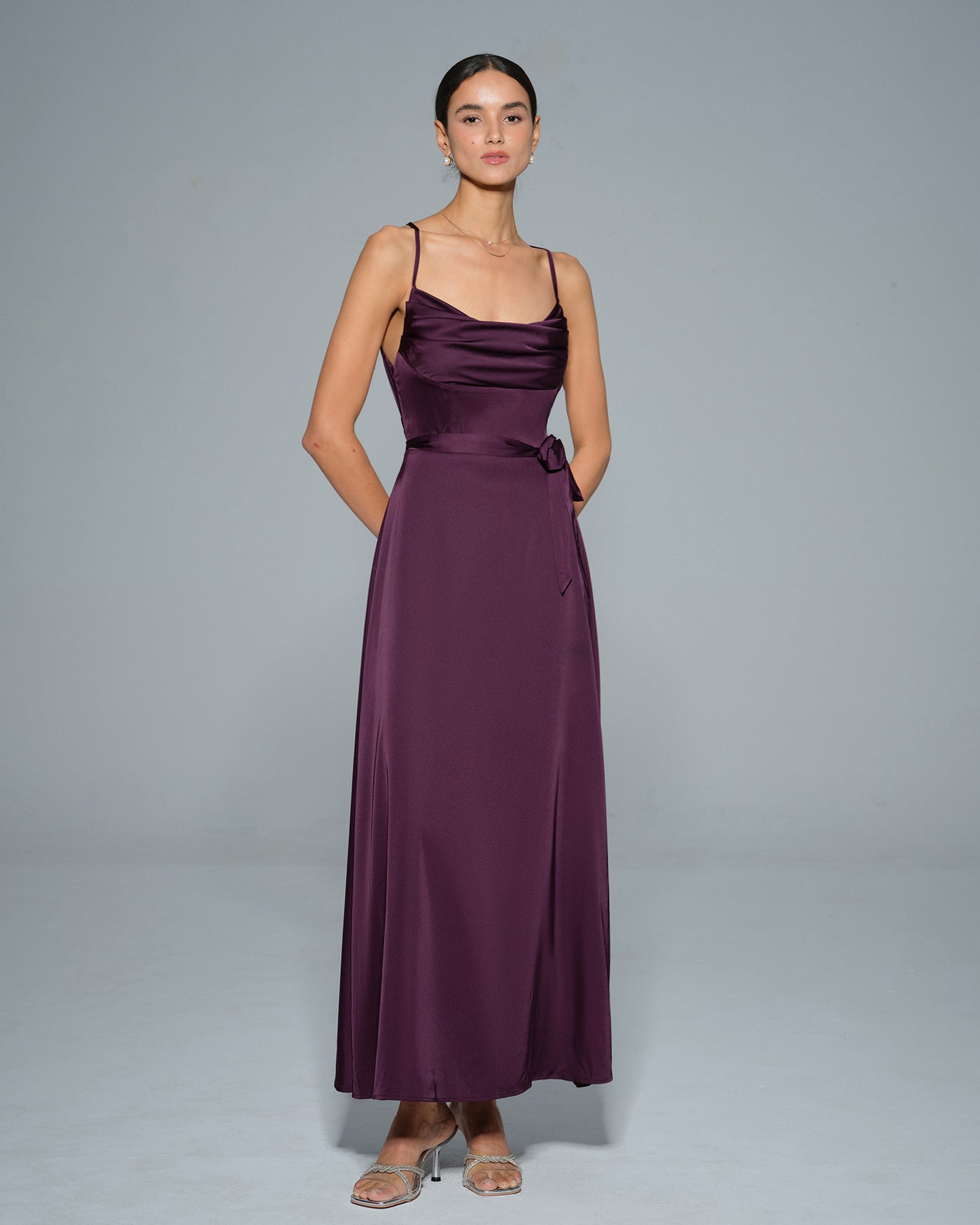 Chiara | Damen Satin-Maxikleid mit Wasserfall-Ausschnitt – Violett