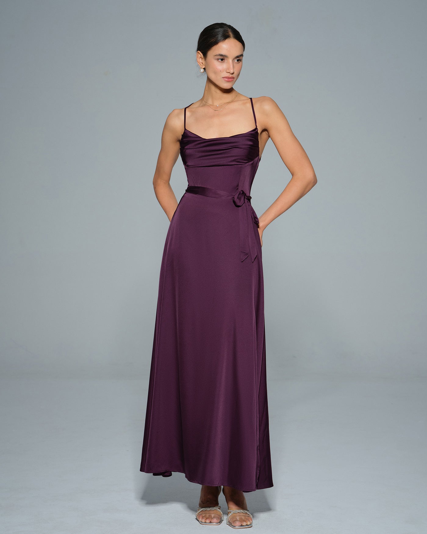 Chiara | Damen Satin-Maxikleid mit Wasserfall-Ausschnitt – Violett
