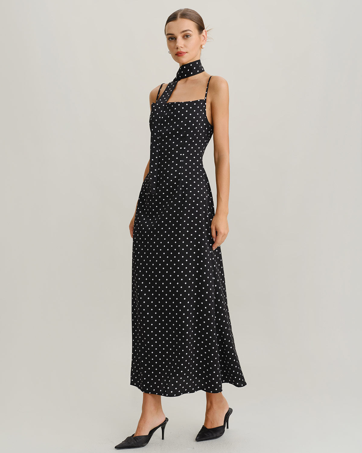 Freya | Damen Polka-Dot-Maxikleid mit Wasserfall-Ausschnitt – Schwarz