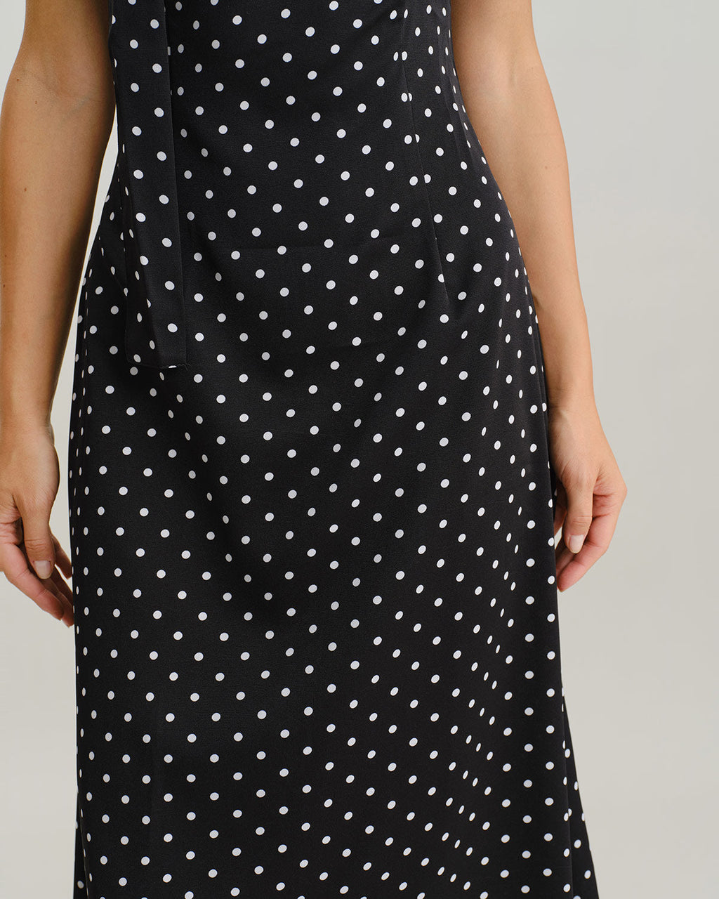 Freya | Damen Polka-Dot-Maxikleid mit Wasserfall-Ausschnitt – Schwarz