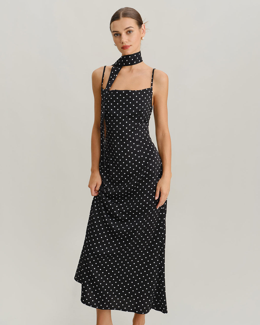 Freya | Damen Polka-Dot-Maxikleid mit Wasserfall-Ausschnitt – Schwarz