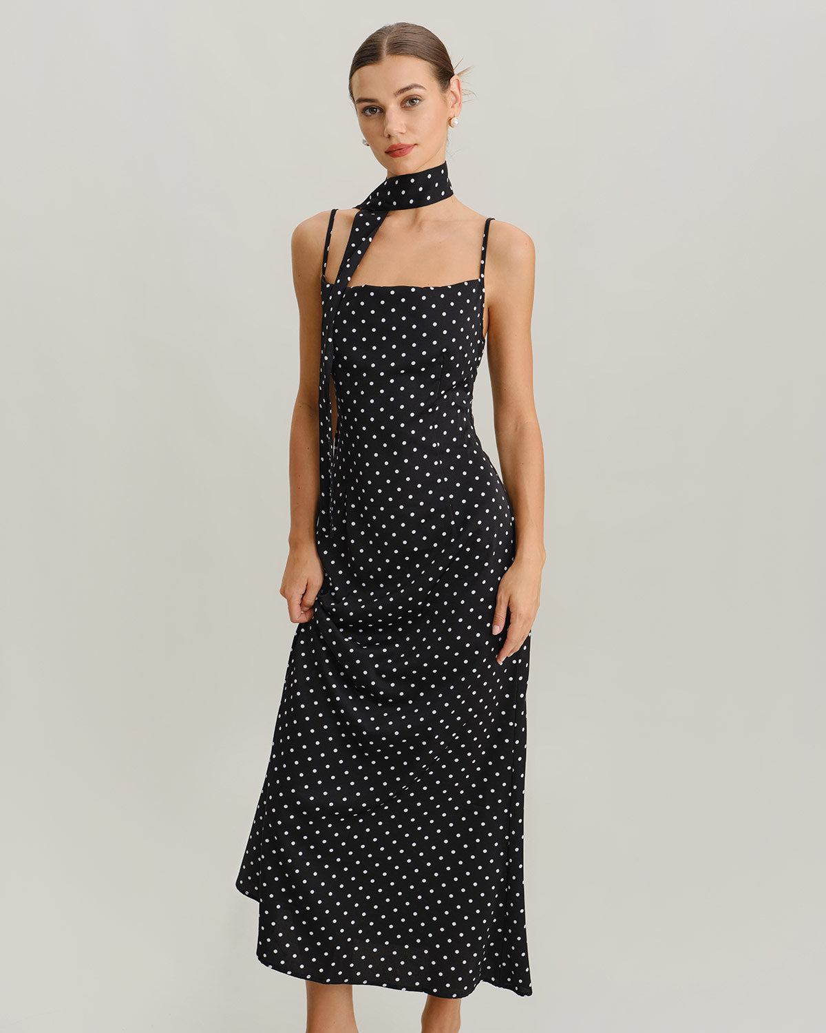 Freya | Damen Polka-Dot-Maxikleid mit Wasserfall-Ausschnitt – Schwarz