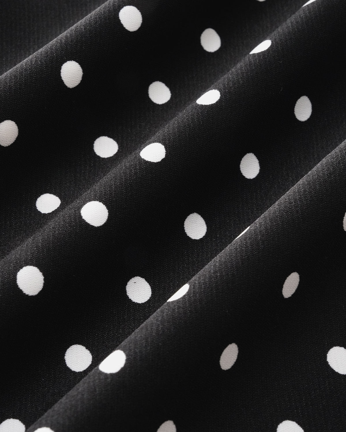 Freya | Damen Polka-Dot-Maxikleid mit Wasserfall-Ausschnitt – Schwarz