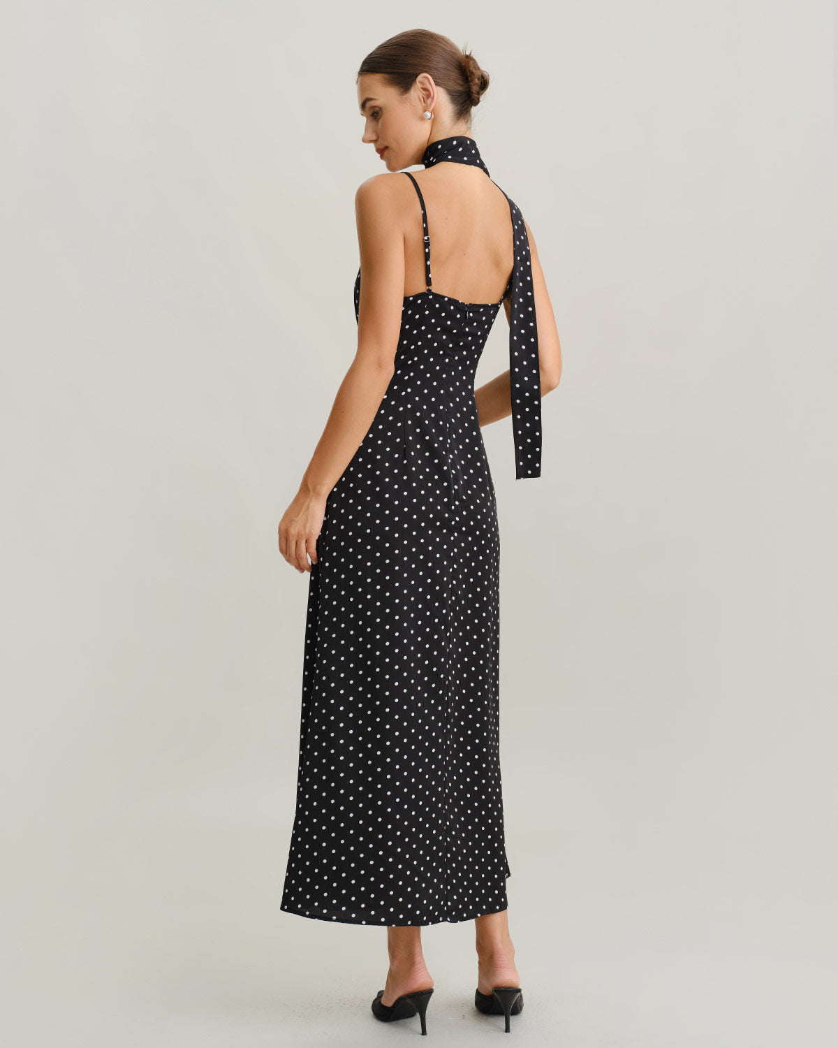 Freya | Damen Polka-Dot-Maxikleid mit Wasserfall-Ausschnitt – Schwarz