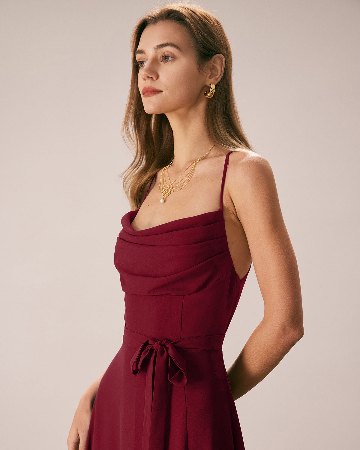 Juna | Damen Maxikleid mit Wasserfall-Ausschnitt – Rot