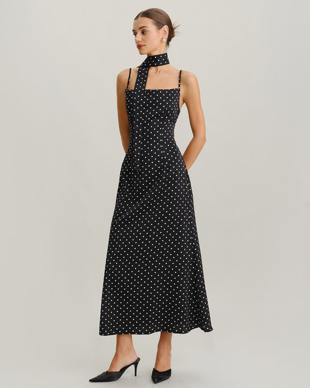 Freya | Damen Polka-Dot-Maxikleid mit Wasserfall-Ausschnitt – Schwarz