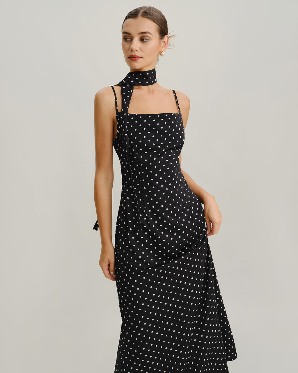 Freya | Damen Polka-Dot-Maxikleid mit Wasserfall-Ausschnitt – Schwarz