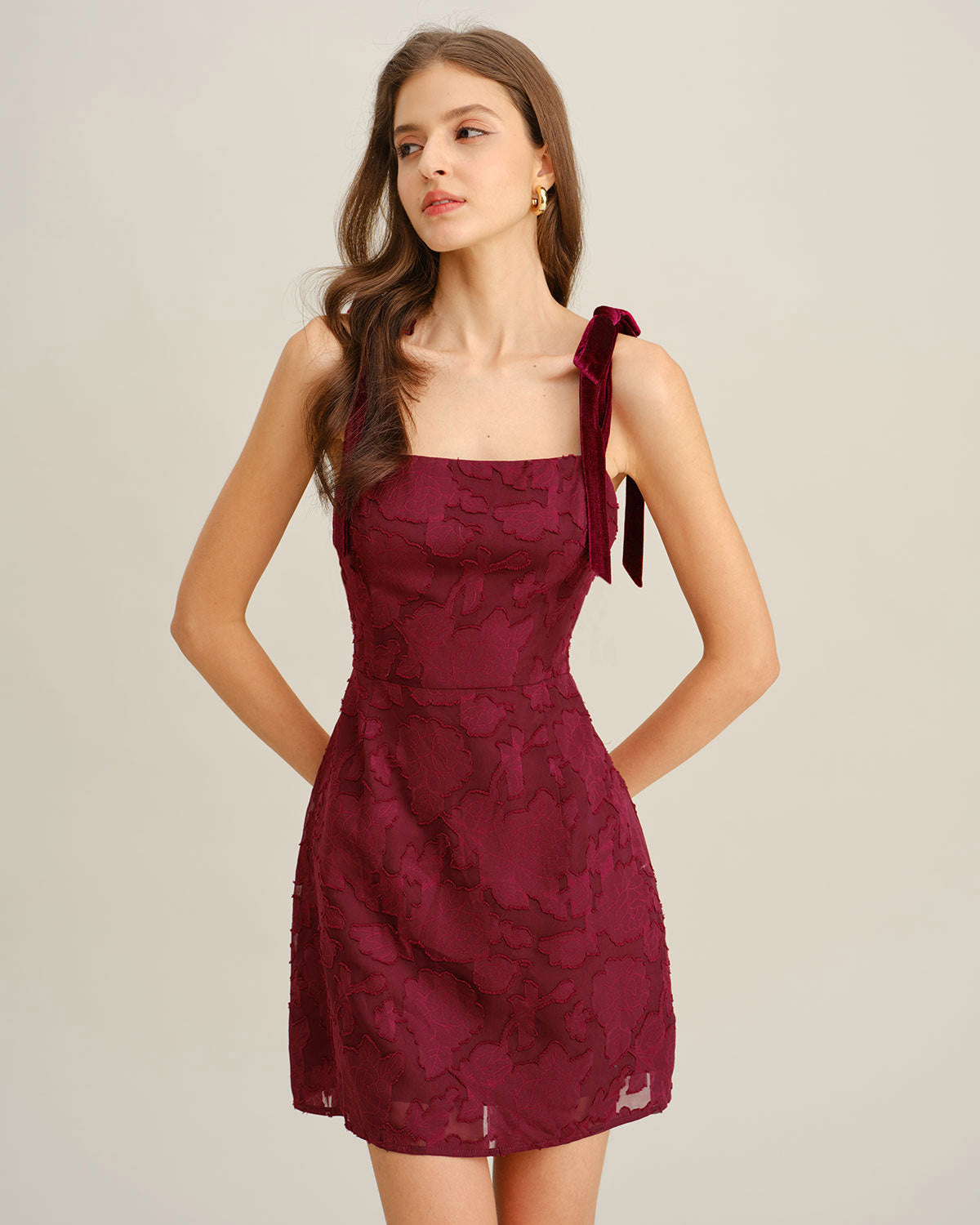 Emilia | Damen Floral-Minikleid mit Bindeträgern – Bordeaux